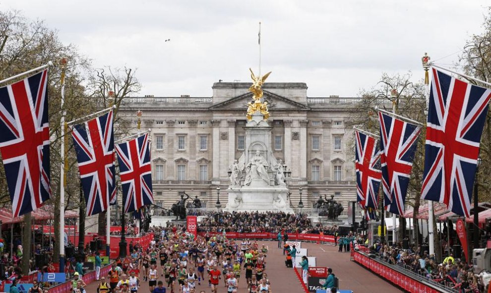 Vista de la llegada del maratón de Londres, junto al Palacio de  Buckingham. REUTERS / Peter Cziborra