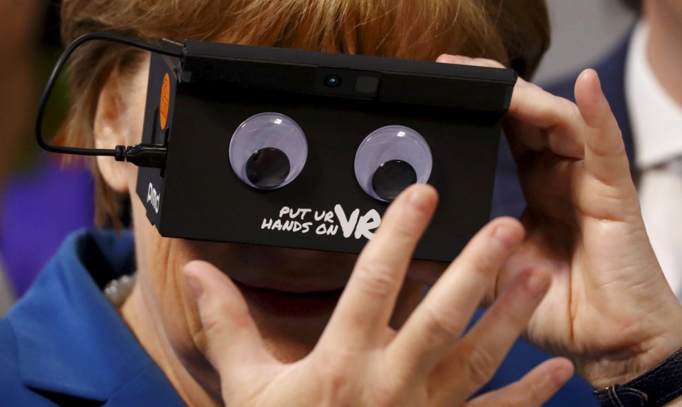 La canciller alemana Merkel prueba el dispositivo de realidad virtual PMD durante la inauguración de la Hannover Messe. REUTERS/Kai Pfaffenbach