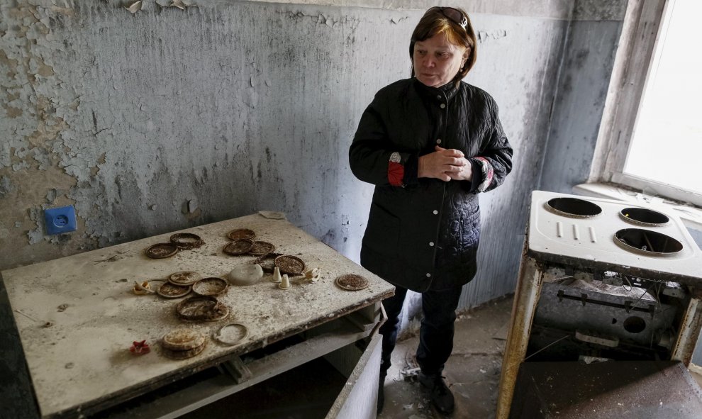 Tatyana Chernyavskaya, de 65 años, visita su antiguo piso 30 años después de la explosión de la central nuclear de Chernóbil en Pripyat, Ucrania. REUTERS/Gleb Garanich