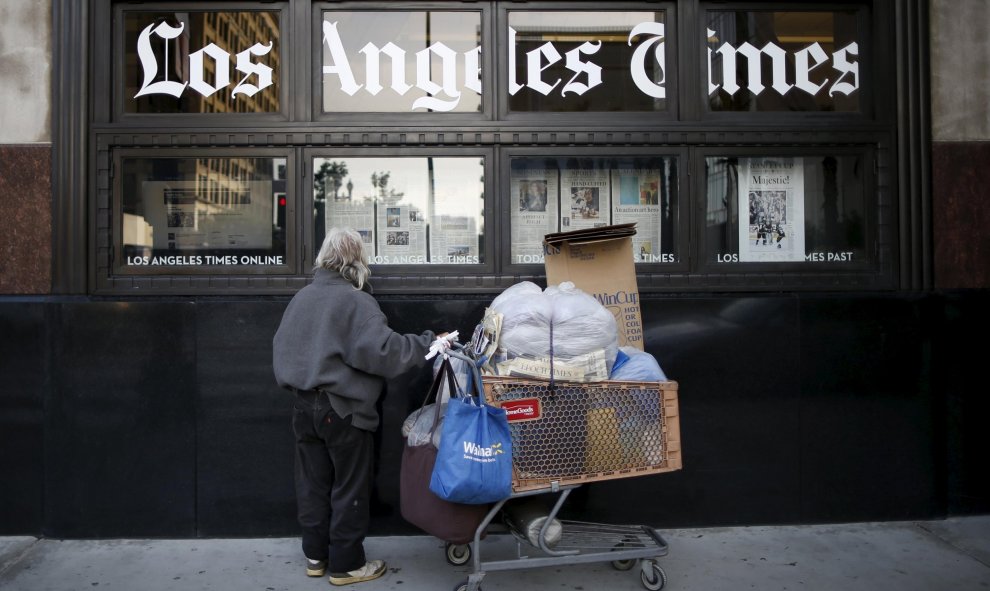 Un hombre lee el 'Los Angeles Times' mientras pasa por el edificio del propio periódico. REUTERS/Lucy Nicholson