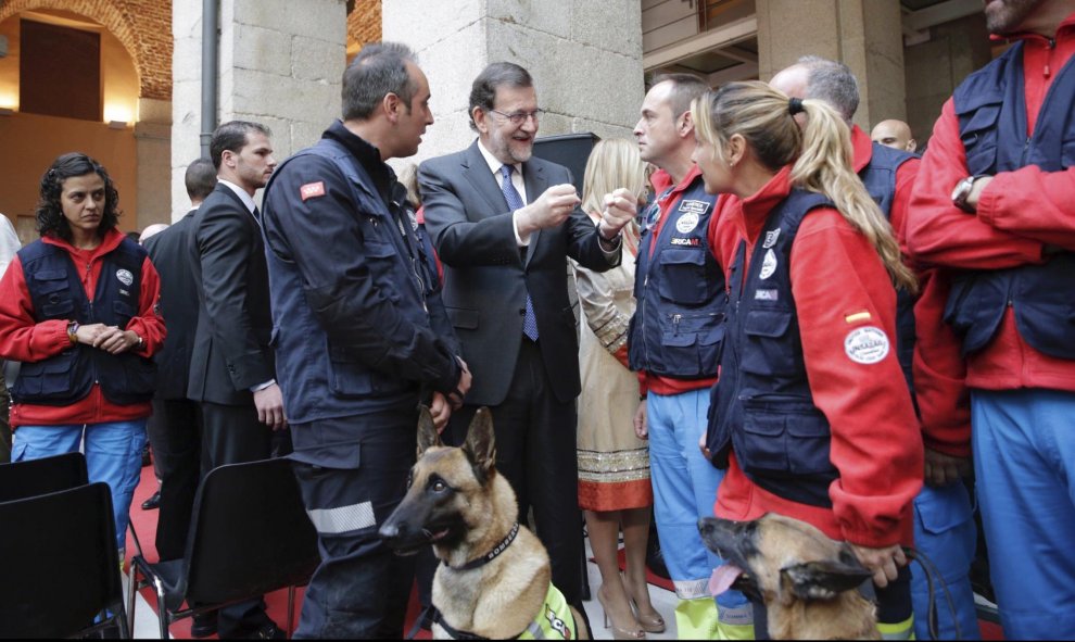 El presidente del Gobierno en funciones, Mariano Rajoy, conversa con los miembros del Servicio de Emergencia y Respuesta Inmediata de la Comunidad de Madrid (Ericam) que ha recibido una de las encomiendas de número de la Orden del Dos de Mayo, en los acto