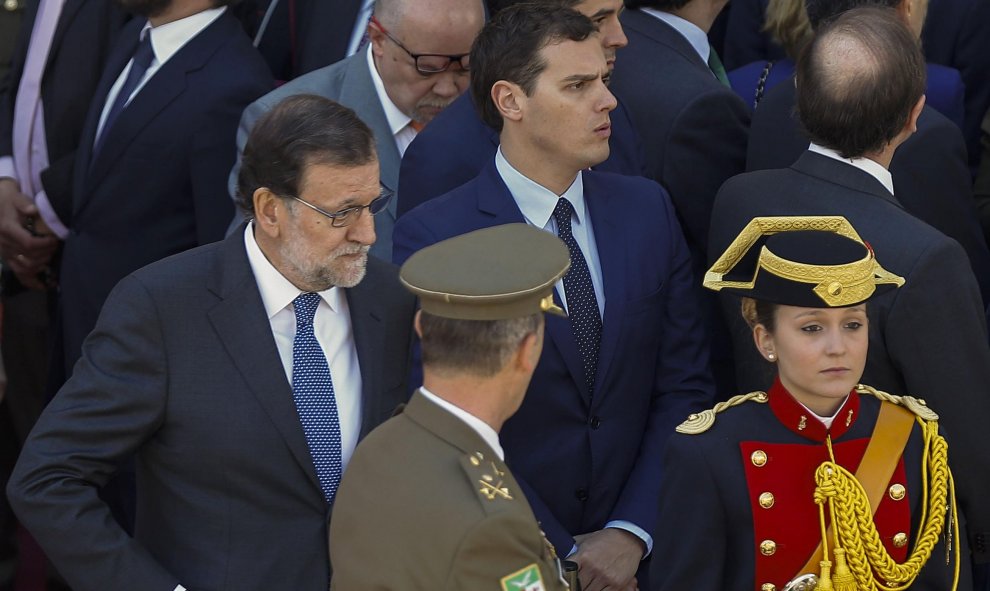 El presidente del Gobierno en funciones, Mariano Rajoy, junto al presidente de Ciudadanos, Albert Rivera, durante la tradicional parada y desfile militar que se ha celebrado en la Puerta de Sol, con motivo del Día de la Comunidad de Madrid. EFE/Paco Campo