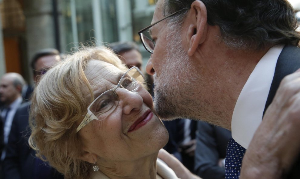 El presidente del Gobierno en funciones, Mariano Rajoy, saluda a la alcaldesa de Madrid, Manuela Carmena, a su llegada al acto de imposición de Medallas y Condecoraciones de la Orden del Dos de Mayo, con motivo del Día de la Comunidad de Madrid. EFE/Zipi