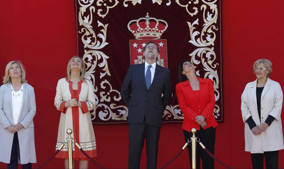 El presidente del Gobierno en funciones, Mariano Rajoy, la presidenta de la Comunidad de Madrid, Cristina Cifuentes, la alcaldesa de Madrid, Manuela Carmena, la delegada del Gobierno en Madrid, Concepción Dancausa, y la presidenta de la Asamblea de Madrid