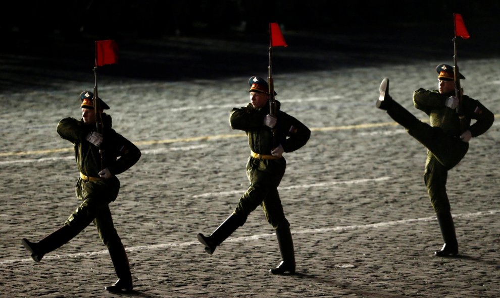 Soldados rusos durante un ensayo para el desfile del Día de la Victoria en la Plaza Roja de Moscú. REUTERS/Sergei Karpukhin