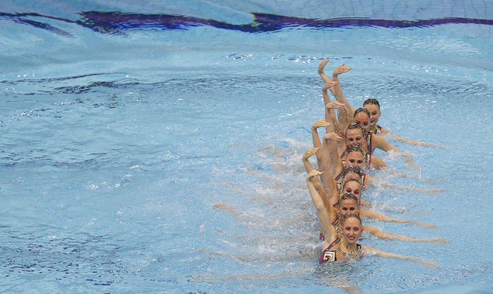 El equipo de natación sincronizada francés compite durante la última prueba del Campeonato de Natación Sincronizada que se disputa en Londres, Inglaterra. REUTERS/Mattew Childs