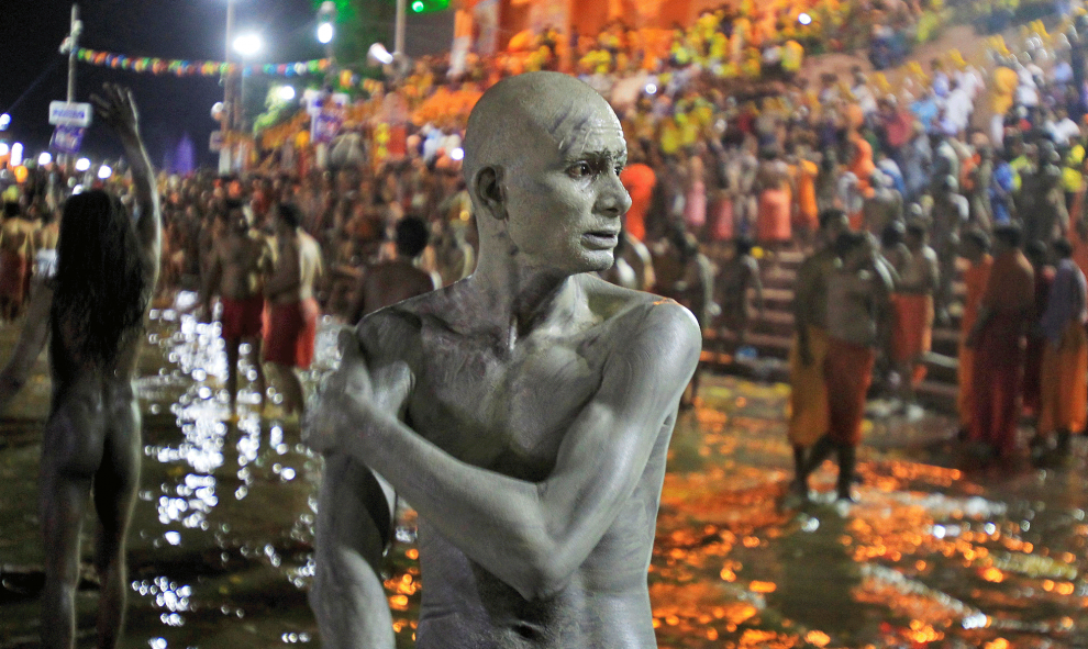 Un hombre hindú se  'baña' en cenioza después de bañarse en las aguas del río Shipra durante el segundo día de 'Shahi Snan' (Gran baño) en Simhastha Kumbh Mela, Ujjain, India. REUTERS/Jitendra Prakash