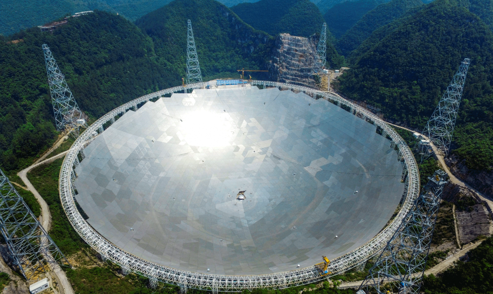 Última fase de construcción del telescopio más grande del mundo en las montañas de Pingtang, provincia de Guizhou, China. REUTERS/Stringer