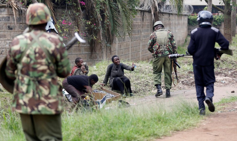 La policía antidisturbios ante presuntos miembros de la Coalición para la Reforma y la Democracia (CORD ), durante una protesta para exigir la disolución del órgano electoral antes de las elecciones del próximo año en Nairobi , Kenia,REUTERS / Thomas Muko
