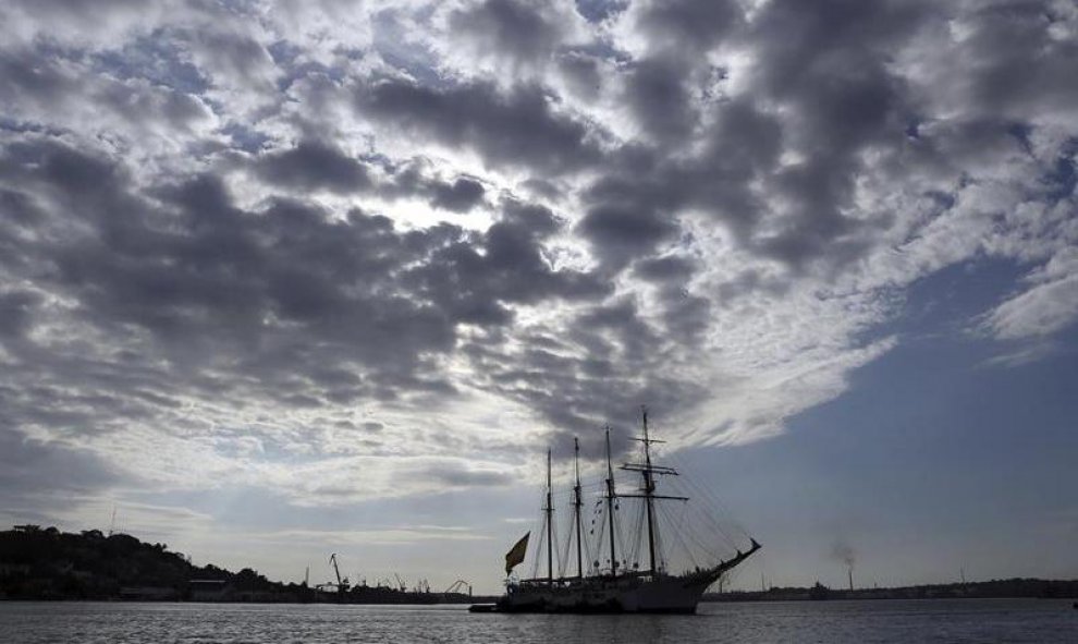El buque escuela de la Armada española Juan Sebastián Elcano llega a La Habana (Cuba), para una visita oficial de cinco días como parte del itinerario de su 87 crucero de instrucción. EFE/Alejandro Ernesto