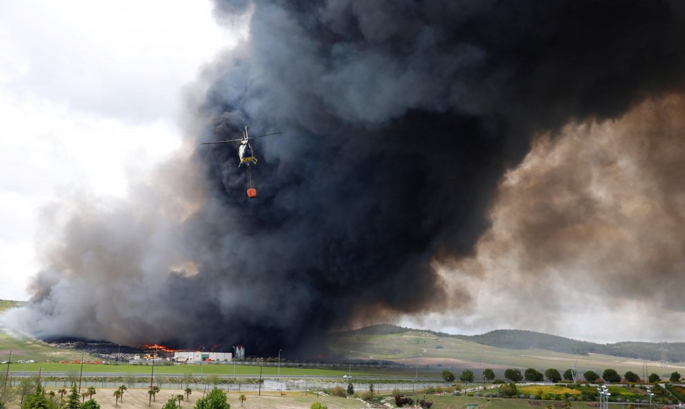 Columna de humo provocada por el incendio de neumáticos en Seseña (Toledo).- REUTERS/Sergio Perez