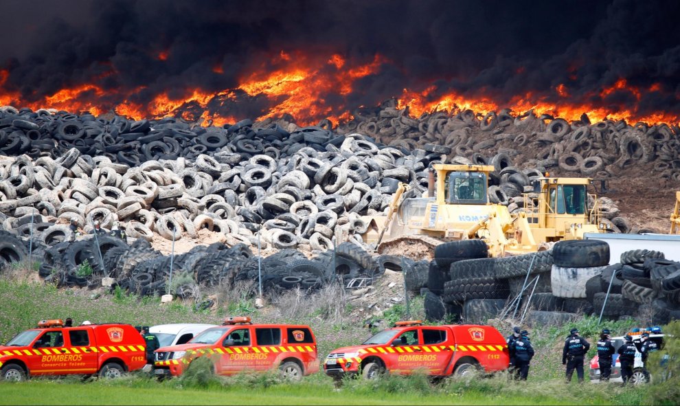 Bomberos y fuerzas de seguridad en las inmediaciones del incendio de neumáticos en Seseña.- REUTERS/Sergio Perez