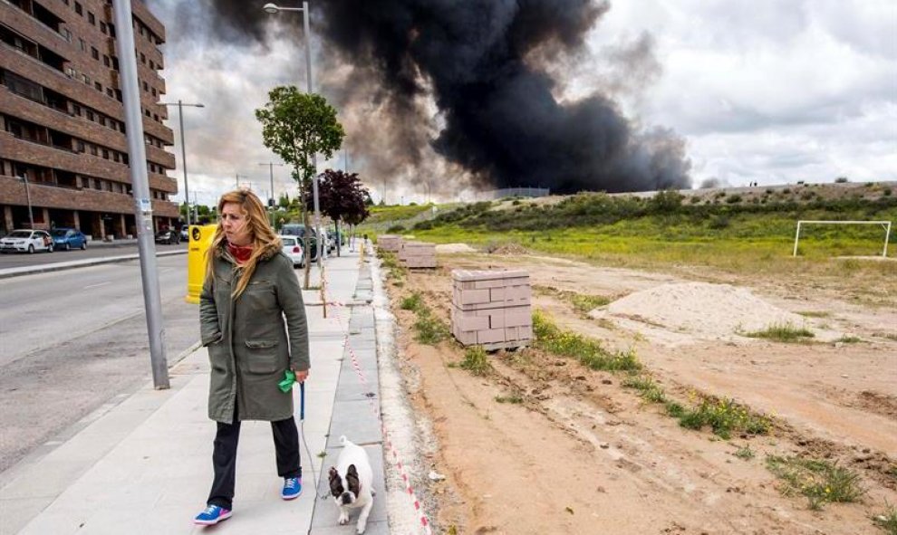 Columna de humo provocada por el incendio del cementerio de neumáticos de Seseña vista desde la cercana urbanización El Quiñón.-  EFE/Ismael Herrero