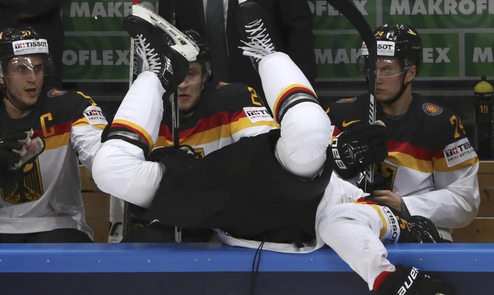 Un jugador alemán de hockey sale de la pista tras un forcejeo con un jugador ruso. Partido de cuartos de final de la Copa del Mundo de Hockey sobre hielo. REUTERS/Grigory Dukor