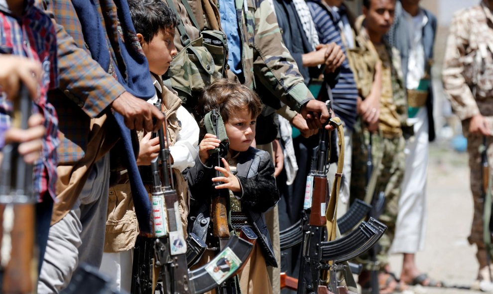 Un niño asiste a una reunión celebrada por miembros de tribus leales al movimiento Houthi para mostrar su apoyo a éste.Sanaa, Yemen. REUTERS/Khaled Abdullah