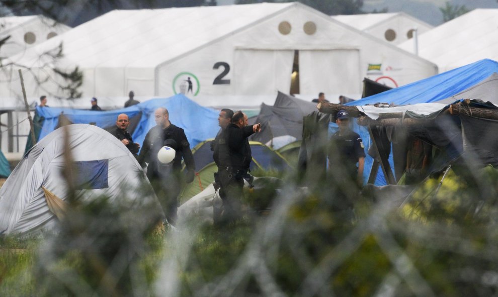 Agentes de la policía helena durante el desalojo del campamento de Idomeni, en la frontera entre Grecia y Macedonia. REUTERS/OgnenTeofilovski