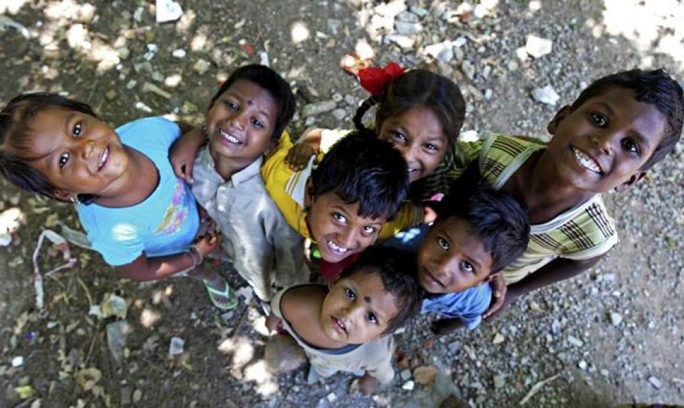 Un grupo de niños sin hogar posa para el fotógrafo en Bangalore, India. EFE/Jagadeesh Nv