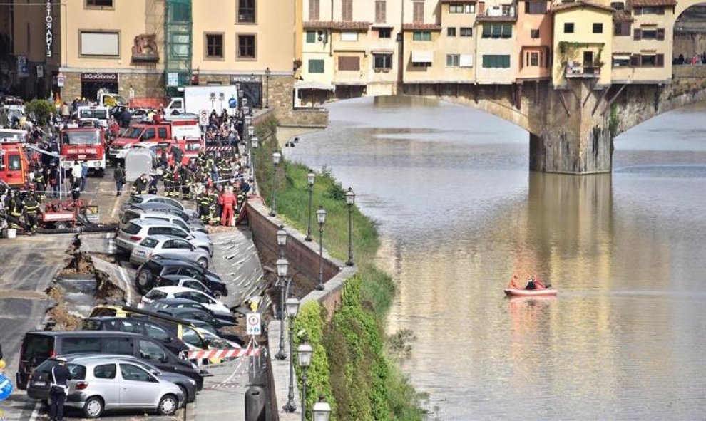 El socavón de 200 metros en el centro de Florencia no ha causado heridos. EFE/Maurizio Degl' Innocenti