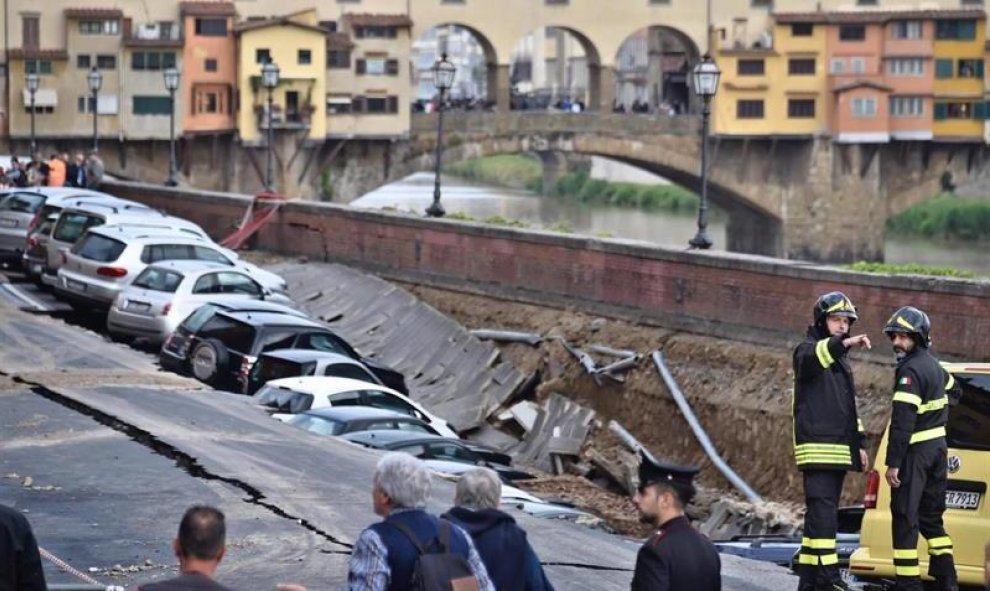 El socavón se ha producido cerca del famoso Puente Viejo de Florencia. EFE/Maurizio Degl' Innocenti