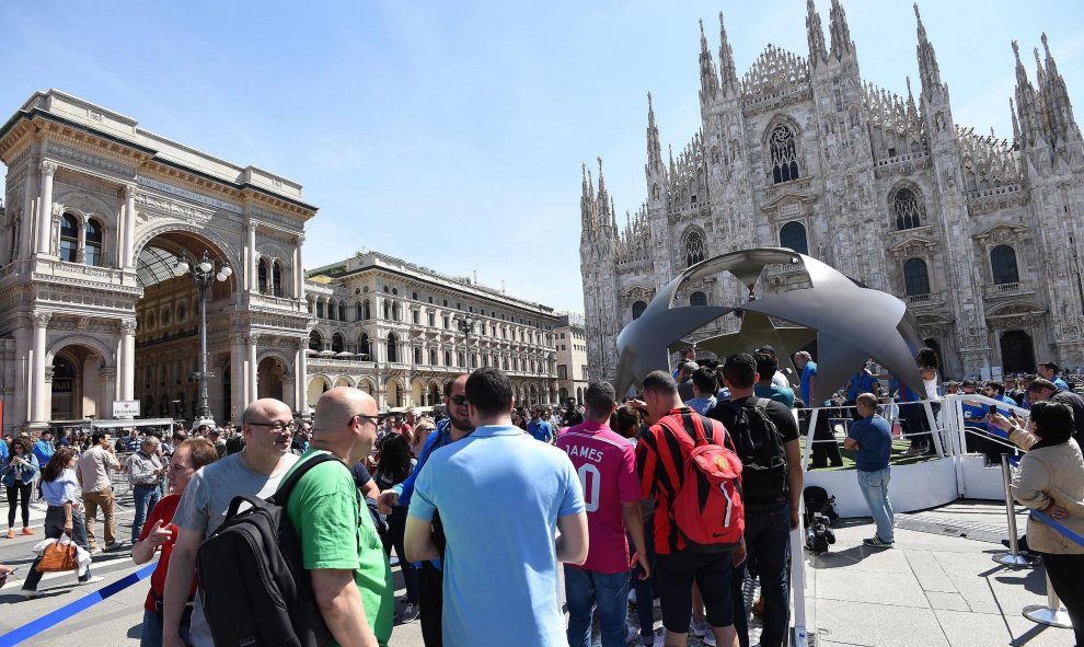 Aficionados se reúnen en la Piazza del Duomo en Milán, donde el sábado se celebra  la final de la Liga de Campeones entre el Real Madrid y el Atlético de Madrid, en el estadio Giuseppe Meazza. EFE/DANIEL DAL ZENNARO