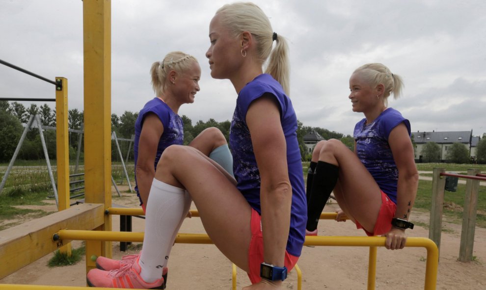 Las triatletas del equipo olímpico de Estonia entrenan en Tartu, Estonia. REUTERS/Ints Kalnins