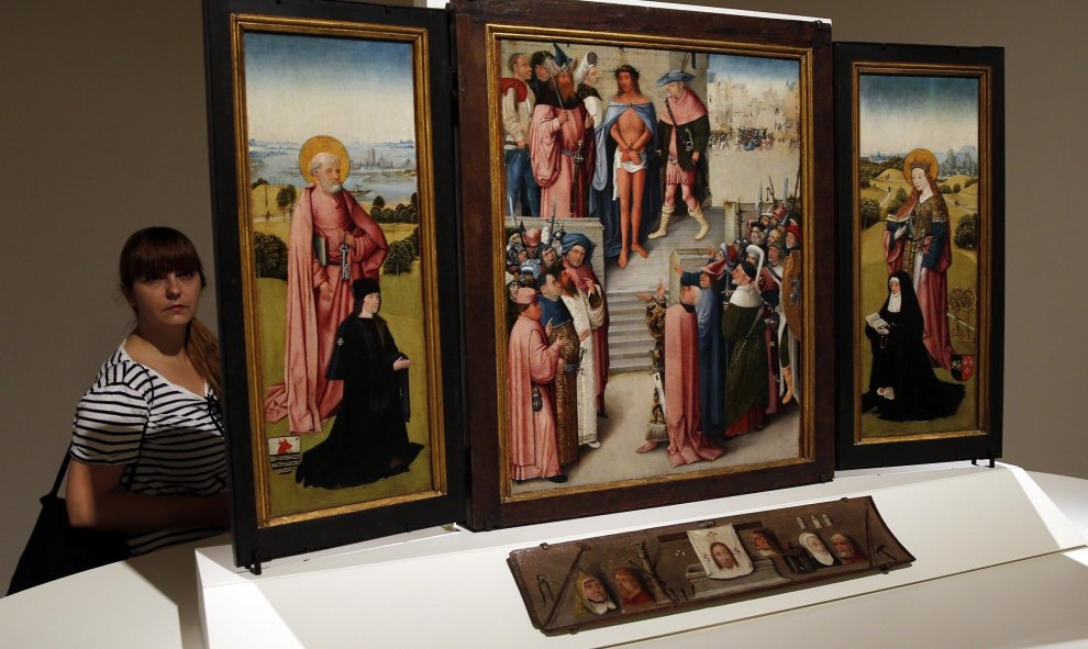 'Tríptico del Ecce Hommo', de El Bosco, que forma parte de 'El Bosco. La exposición del V Centenario', una muestra que conmemora el V centenario de la muerte del pintor flamenco en el Museo del Prado. EFE/Mariscal