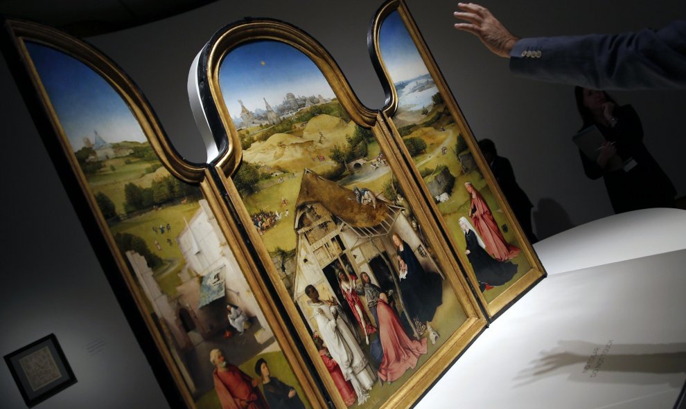 'Tríptico de la Adoración de los Magos', de El Bosco, que forma parte de 'El Bosco. La exposición del V Centenario', una muestra que conmemora el V centenario de la muerte del pintor flamenco en el Museo del Prado. EFE/Mariscal