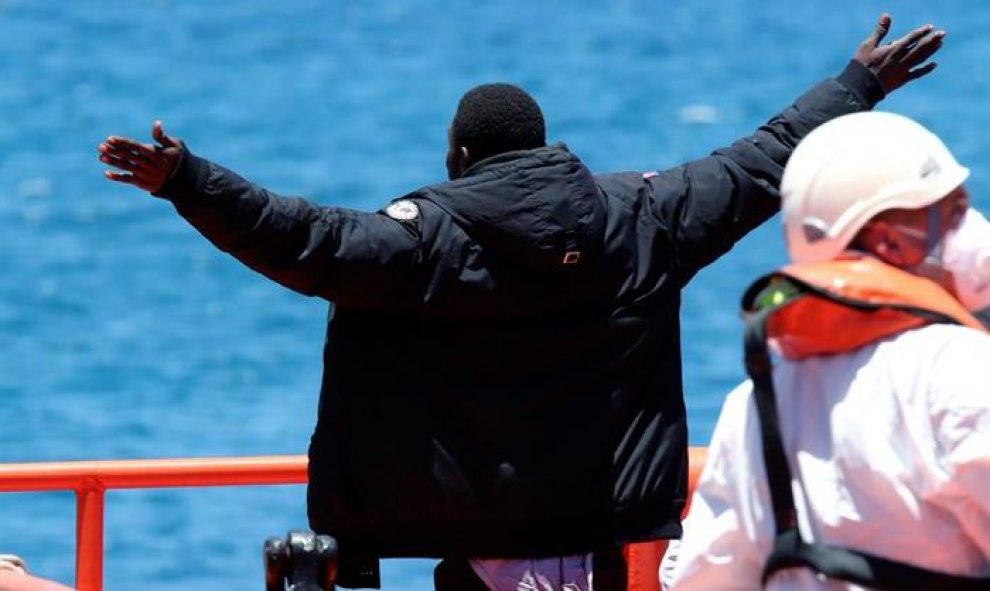 Uno de los 58 inmigrantes que Salvamento Marítimo rescató en aguas cercanas al sur de Gran Canaria a su llegada al muelle de Arguineguín (Mogán). EFE/Elvira Urquijo A.