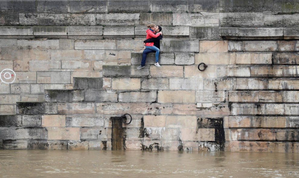 Una pareja se besa mientras el alto nivel del agua del río Sena inunda París, Francia. REUTERS/Charles Platiau