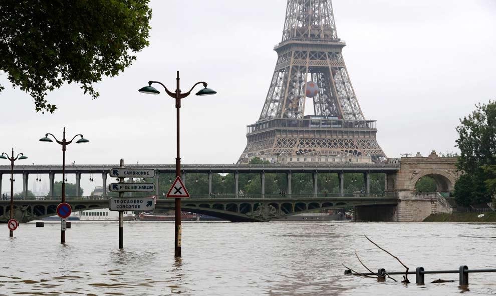 Esta foto da una buena idea del nivel del desbordamiento. / REUTERS