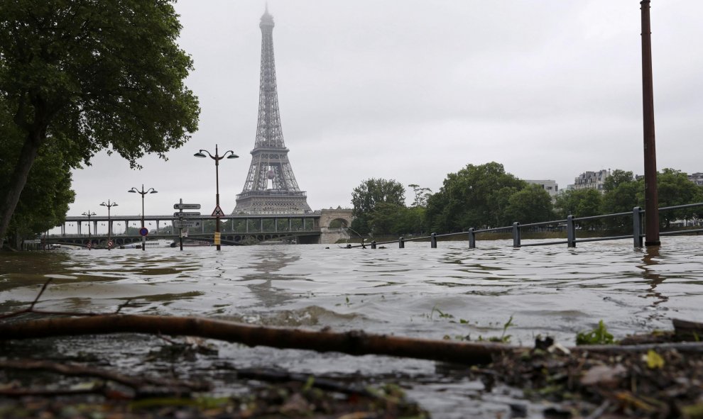 La orilla del Sena cerca de la Torre Eiffel ,en París. REUTERS / Philippe Wojazer