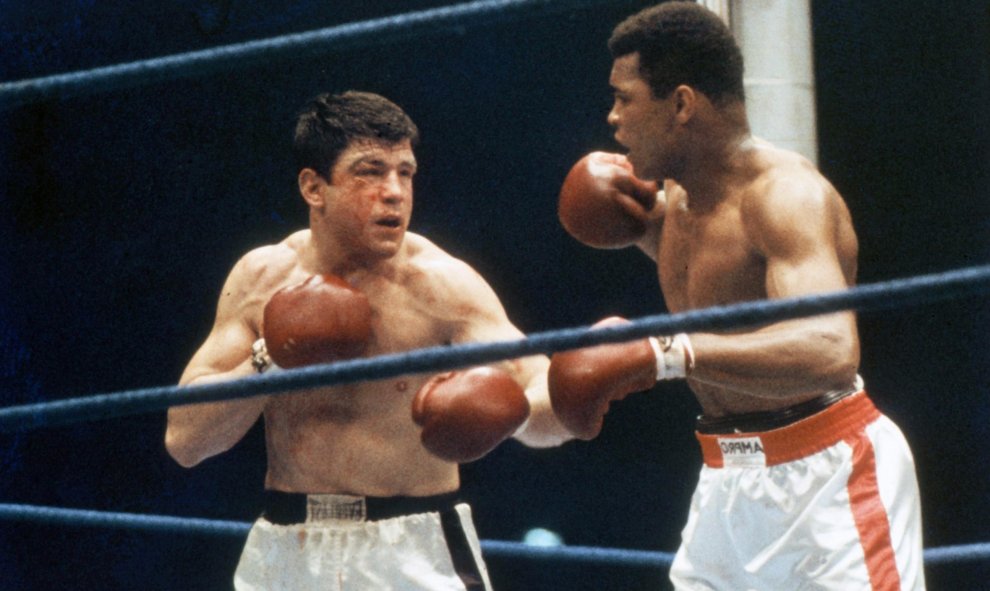 Foto del combate de Muhammad Ali contra el alemán Karl Mildenberger, por el título mundial el 10 de septiembre de 1966 en Fráncfort. EFE/EPA/WILLI GUTBERLET