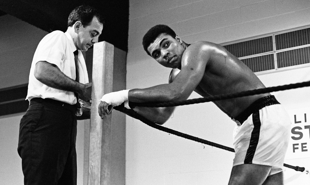 Muhammad Ali/ Cassius Clay con su entrenador Angelo Dundee perparando el combate contra Ernie Terrell, en Houston (Texas), el  6 de fbnerro de 1967. REUTERS