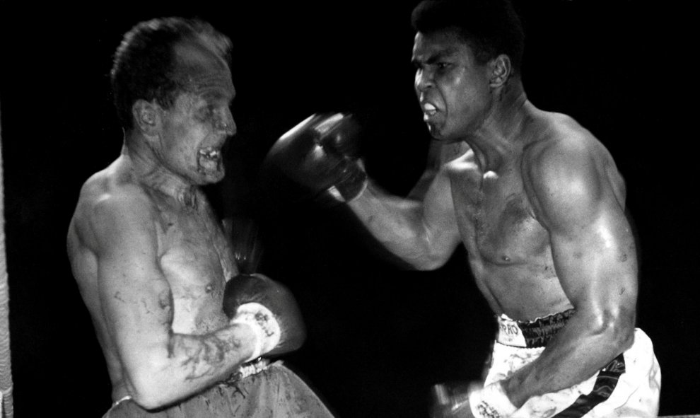 Cassius Clay/Mohamed Ali, en su combate por el título mundial de los pesos pesados contra  Henry Cooper en el estado Highbury, de Londres, el 21 de mayo de 1966. REUTERS