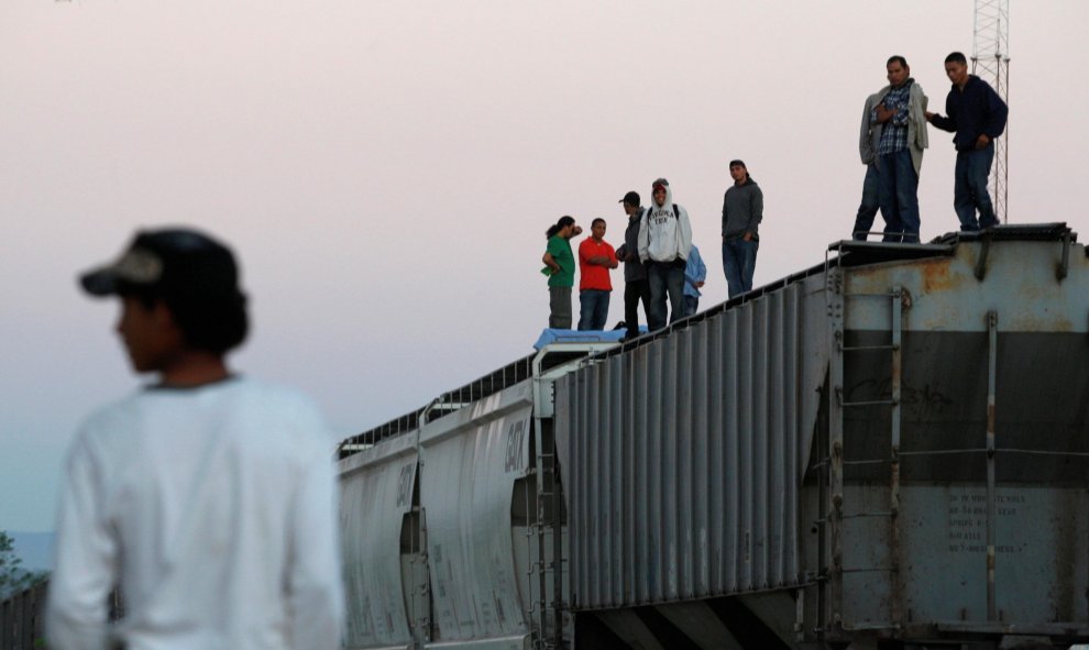 Inmigrantes centroamericanos se colocan encima de los vagones del tren de carga apodado " La Bestia " para viajar a México al norte e intentar llegar a cruzar la frontera con Estados Unidos , en Arriaga , México.- REUTERS / Jorge Luis Plata / Foto archivo