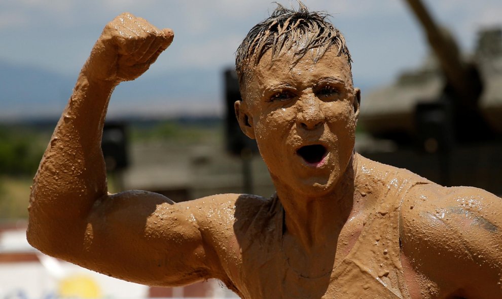 Uno de los participantes de la 'Mud Day Race', la carrera de obstáculos que ha tenido lugar en la base militar de El Goloso, a las afueras de Madrid. REUTERS/Juan Medina