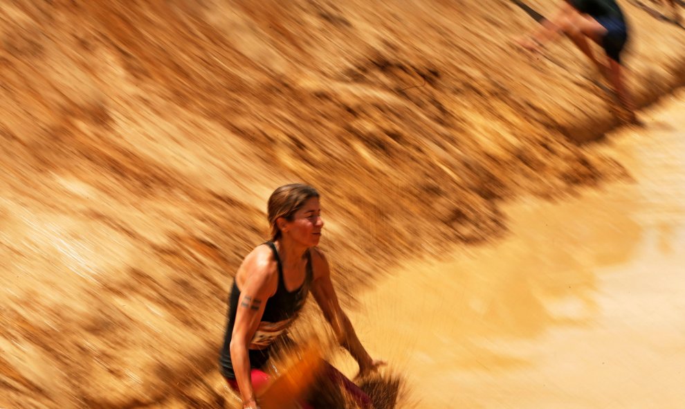 Una de las participantes de la 'Mud Day Race', la carrera de obstáculos que ha tenido lugar en la base militar de El Goloso, a las afueras de Madrid. REUTERS/Juan Medina