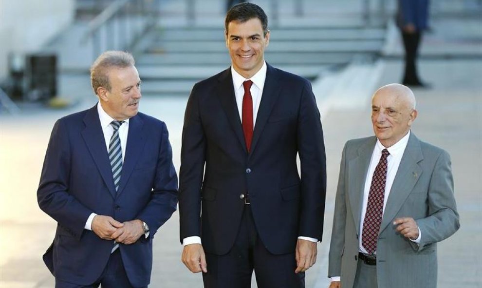 El líder del PSOE y candidato a la Presidencia del Gobierno, Pedro Sánchez (c), acompañado por el presidente de la Academia de la Televisión, Manuel Campo Vidal (i), y el realizador Fernando Navarrete (d), a su llegada al Palacio Municipal de Congresos d