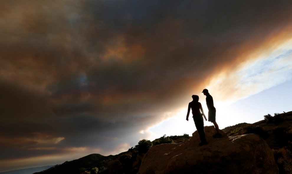 Tom y Martin observan mientras el humo se eleva en las colinas cerca de Santa Barbara. REUTERS/Mario Anzuoni