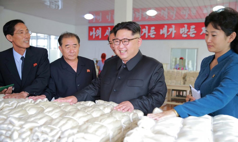 El líder de Corea del Norte, Kim Jong Un, visita la fábrica de seda Kim Jong Suk de Pyongyang en esta foto difundida por la Agencia Central de Noticias de Corea del Norte.- REUTERS