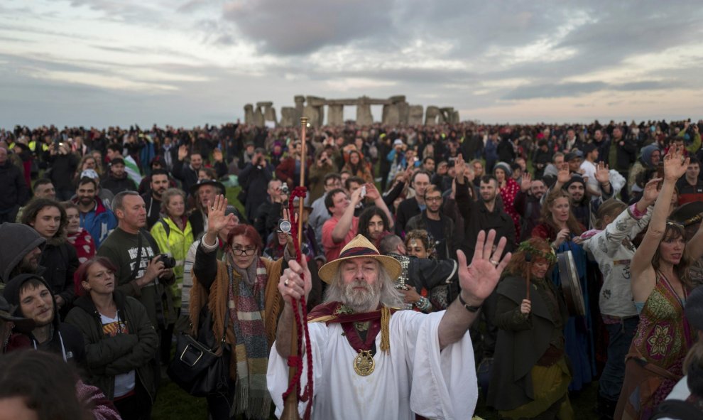 Asistentes a la celebración del solsticio de verano en Stonehenge en Salisbury Plain , al sur de Inglaterra , Gran Bretaña.- REUTERS / Kieran Doherty