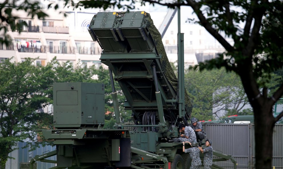 Soldados de las Fuerzas de Autodefensa de Japón junto a una unidad de misiles Patriot de Capacidad Avanzada - 3 ( PAC- 3 ) durante unas maniobras ​​en el Ministerio de Defensa en Tokio , Japón. REUTERS / Issei Kato