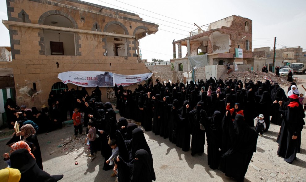 Mujeres participan en una vigilia con motivo de un ataque aéreo saudí ocurrido hace un año llevado en una zona residencial en Sanaa , Yemen.- REUTERS