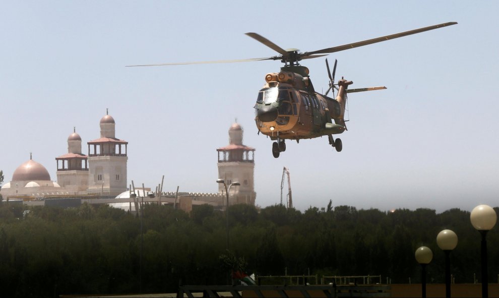 Un helicóptero militar transporta a un miembro de seguridad, que resultó herido durante un ataque en un campamento para refugiados sirios en Jordania oriental, cerca de las fronteras de Irak , Siria y Jordania , al Centro Médico de al- Hussein en Amman ,