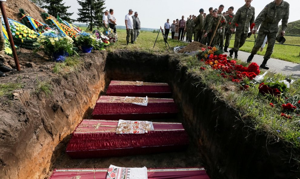 Militares ucranianos participan en un ceremonia de de entierro de restos de soldados del Ejército Rojo que murieron en la Segunda Guerra Mundial en Baryshiv.- REUTERS