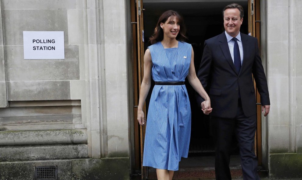 El Primer Ministro inglés, David Cameron y su mujer, después de votar en el referéndum