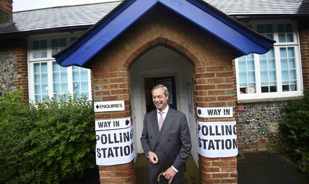 El líder del Partido de la Independencia de Reino Unido, Nigel Farage, a la salida del colegio electoral tras votar