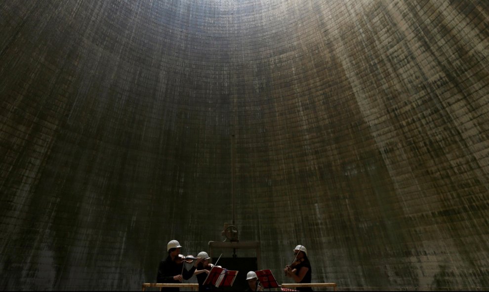 La Filarmónica de Bohemia del Sur toca dentro de una central nuclear de Temelin, cerca de la localidad de Tyn nad Vltavou, República Checa. REUTERS/David W Cerny