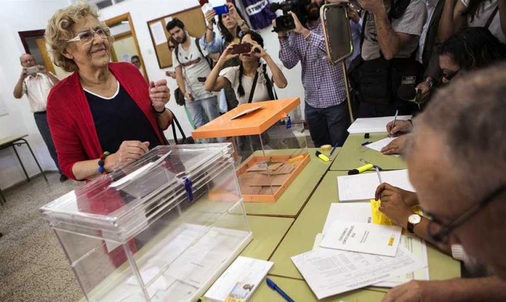 Manuela Carmena, alcaldesa de Madrid, votando en el colegio IES Conde de Orgaz, en el barrio de Hortaleza esta mañana