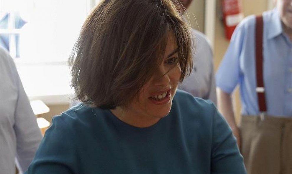 La vicepresidenta de España en funciones, y número dos del Partido Popular, Soraya Sáenz de Santamaría, votando en un colegio de Madrid